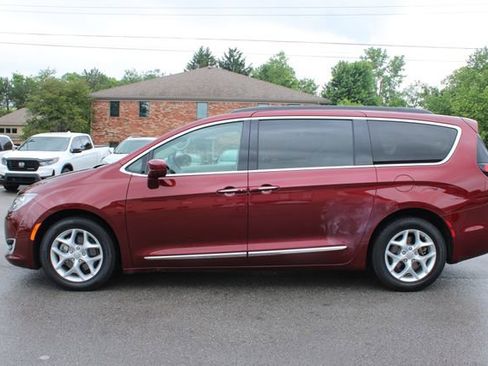 Used 2017 Chrysler Pacifica Touring-L w/ Tire & Wheel Group FWD image 5