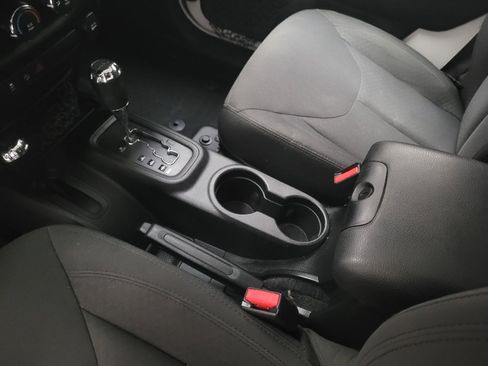 Used 2018 Jeep Wrangler Unlimited Sport S AWD/4WD image 26