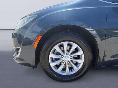 Used 2019 Chrysler Pacifica Touring Plus w/ Cold Weather Group FWD image 9