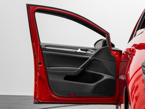 Used 2016 Volkswagen Golf R 4-Door image 45