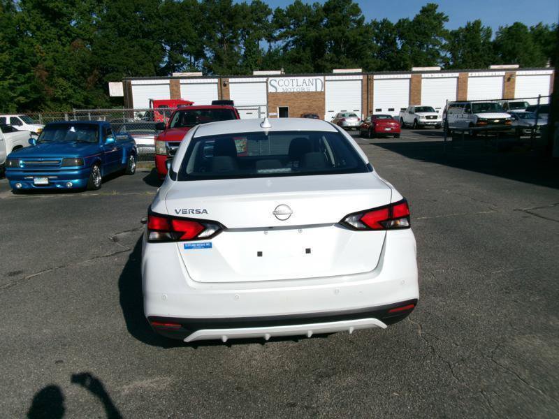 Used 2025 Nissan Versa SV FWD image 9