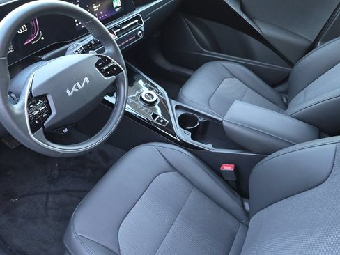 Used 2023 Kia Niro EX w/ EX Cold Weather Package FWD image 10