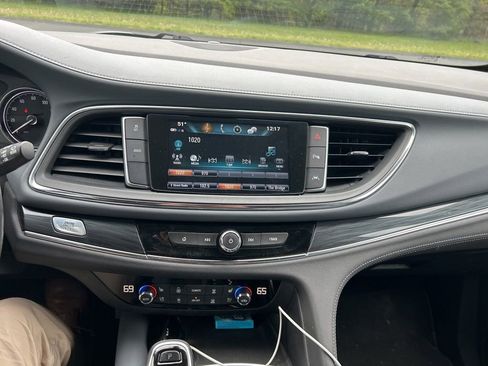 Used 2018 Buick Enclave Premium AWD/4WD image 10