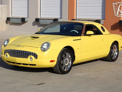 Used 2004 Ford Thunderbird image 2