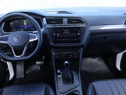 Certified 2024 Volkswagen Tiguan SE image 17