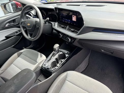 Used 2025 Chevrolet Trax LT FWD image 13