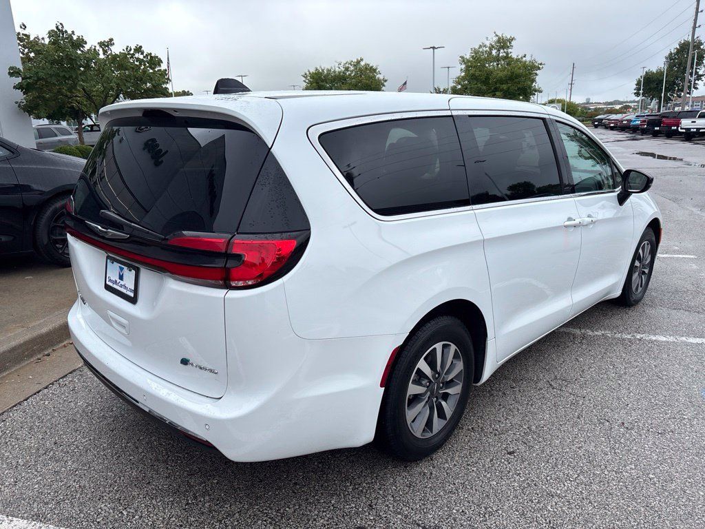 Used 2024 Chrysler Pacifica Limited FWD image 8