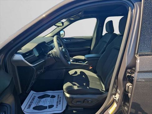 Certified 2024 Jeep Grand Cherokee Laredo X RWD image 9