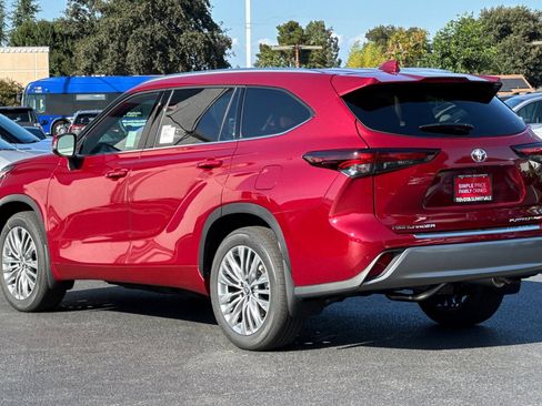 New 2025 Toyota Highlander Platinum image 7