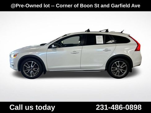 Used 2016 Volvo V60 T5 Cross Country Platinum AWD/4WD image 2