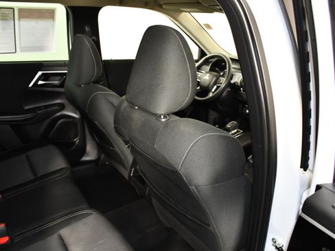Used 2023 Mitsubishi Outlander ES AWD/4WD image 39