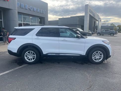 Used 2025 Ford Explorer Active image 3