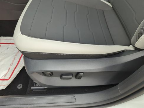 Used 2025 Volkswagen Taos SE image 33