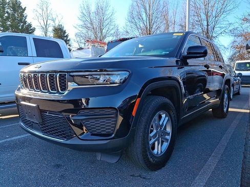 Used 2023 Jeep Grand Cherokee Laredo image 3