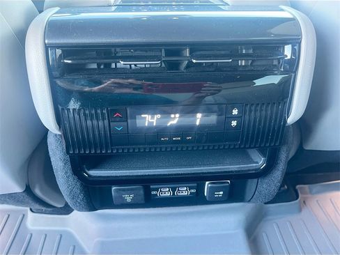 Used 2024 Jeep Wagoneer 4WD w/ Premium Group I image 27