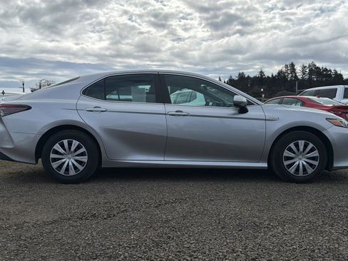 Used 2021 Toyota Camry LE image 3