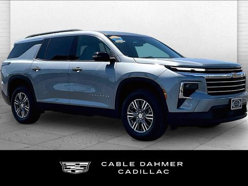 Used 2025 Chevrolet Traverse LT AWD/4WD image 1