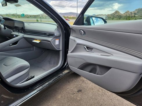 New 2025 Hyundai Elantra SEL image 24
