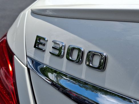 Used 2017 Mercedes-Benz E 300 4MATIC image 32