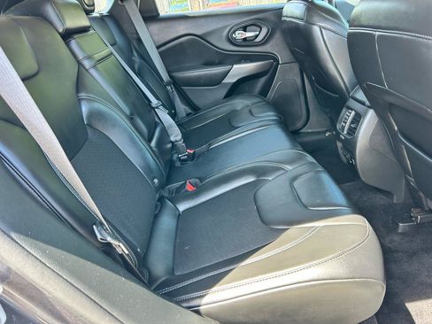 Used 2019 Jeep Cherokee Latitude Plus w/ Comfort/Convenience Group FWD image 11