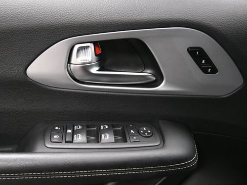 Used 2025 Chrysler Pacifica Limited FWD image 12