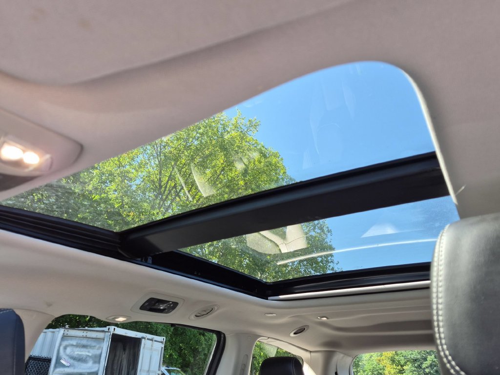 Used 2023 Chrysler Pacifica Touring-L AWD/4WD image 22