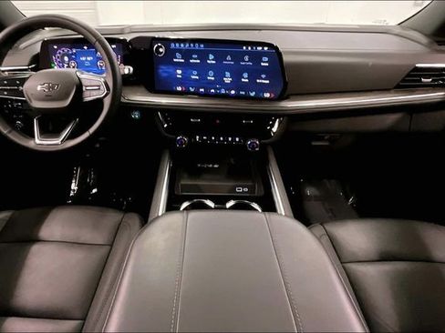 Used 2025 Chevrolet Suburban Z71 image 17