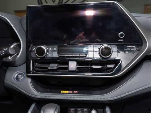Used 2025 Toyota Highlander XLE image 15
