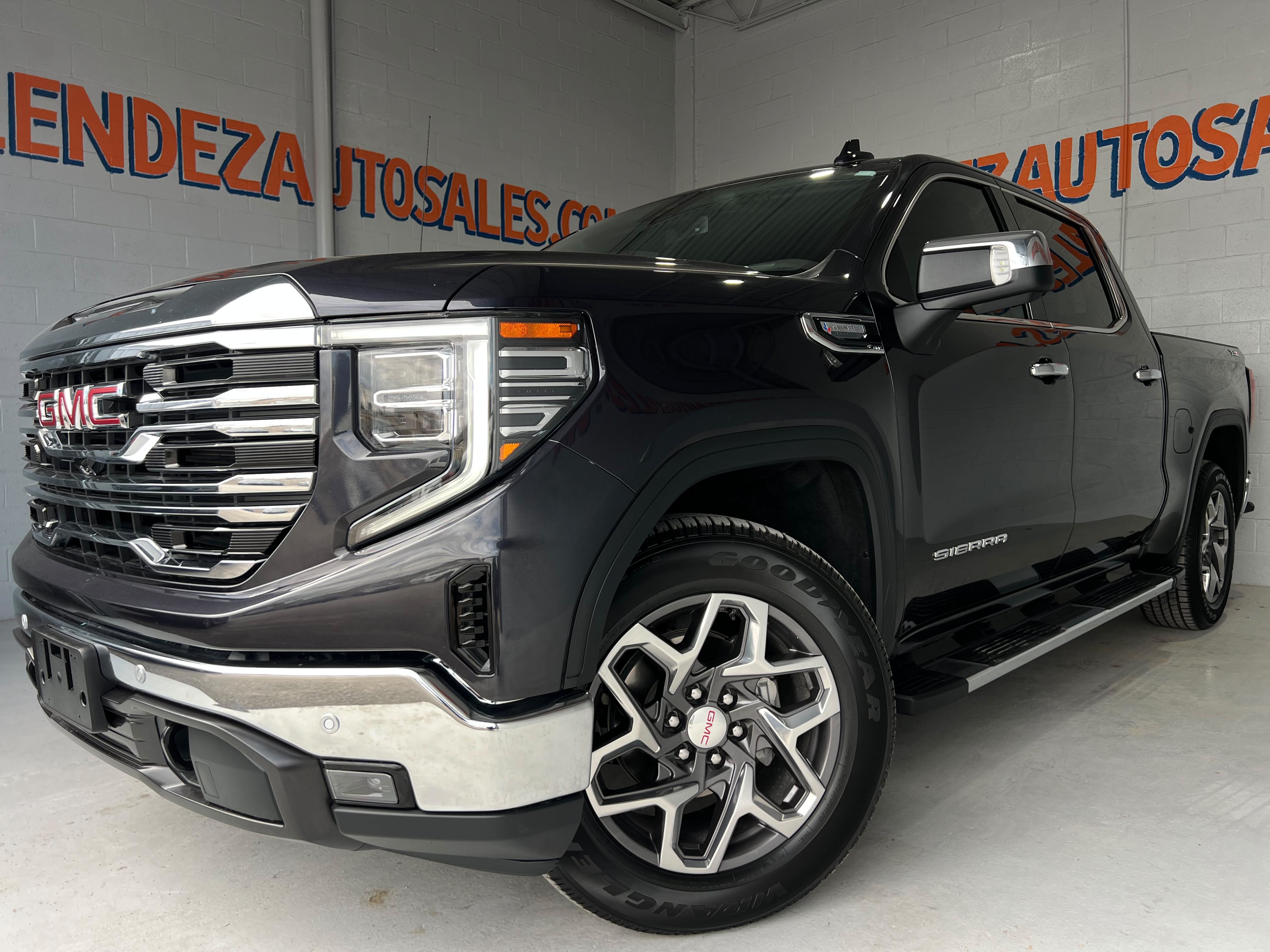 Used 2024 GMC Sierra 1500 SLT AWD/4WD image 1