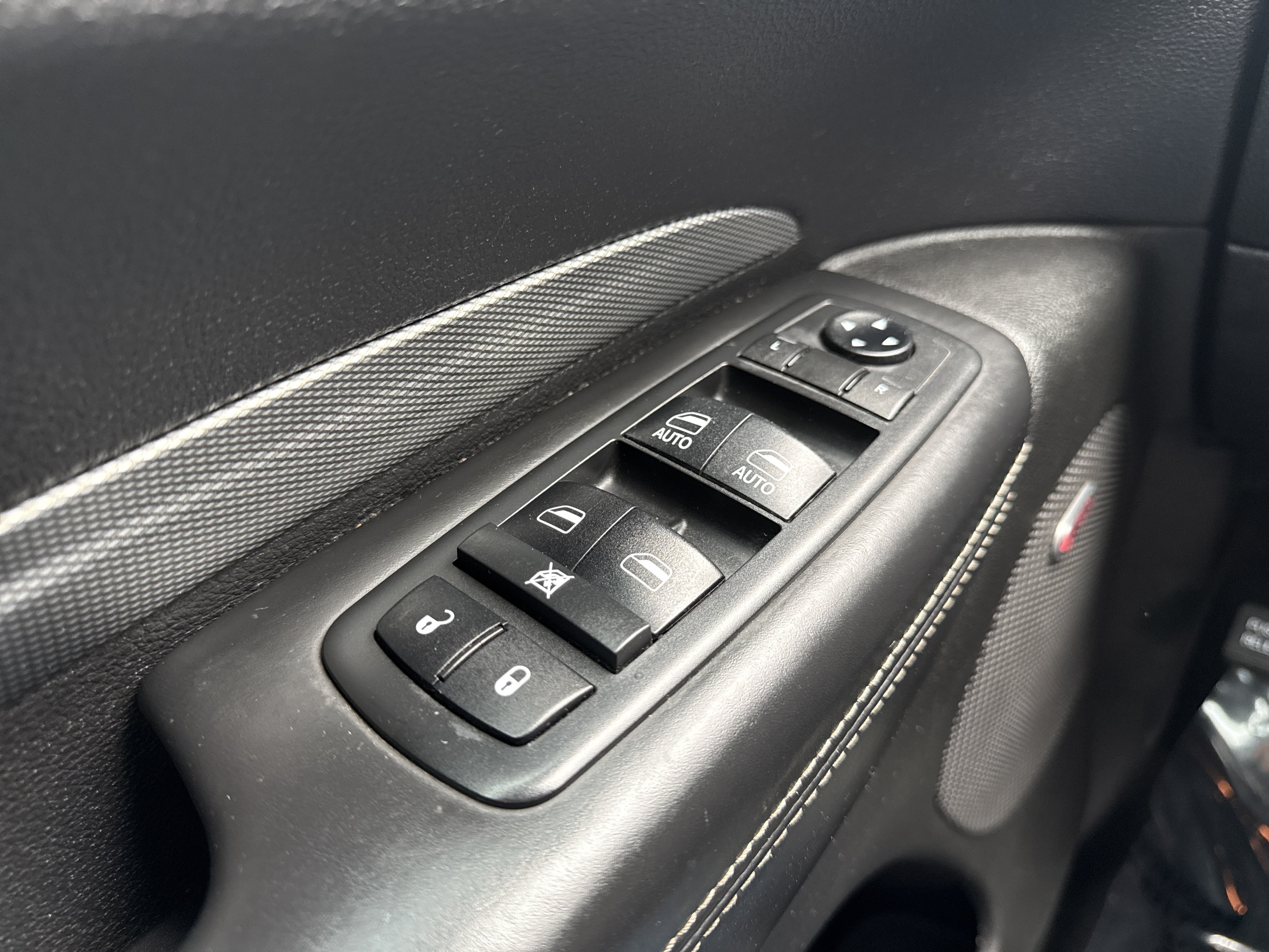 Used 2018 Dodge Durango SRT w/ Technology Group AWD/4WD image 30