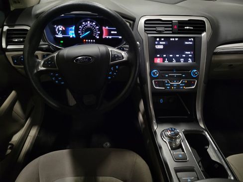 Used 2017 Ford Fusion SE w/ Fusion SE Technology Package FWD image 22