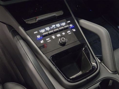 Used 2025 Porsche Cayenne Base image 22