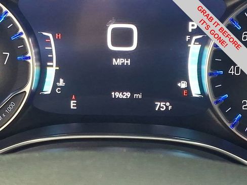 Used 2025 Chrysler Pacifica Limited image 23