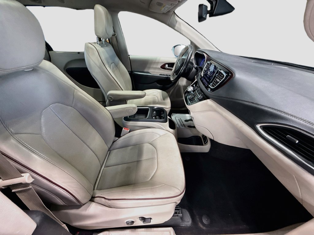Used 2020 Chrysler Pacifica Limited FWD image 30
