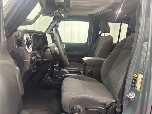 Used 2025 Jeep Wrangler Unlimited Sahara image 10