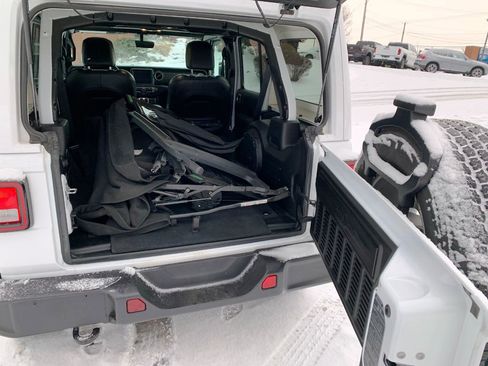 Used 2021 Jeep Wrangler Unlimited Sahara w/ Uconnect 4C Nav & Sound Group AWD/4WD image 10
