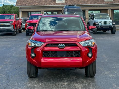 Used 2022 Toyota 4Runner SR5 Premium w/ Moonroof Package AWD/4WD image 4