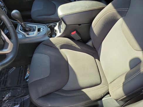 Used 2017 Jeep Cherokee Latitude w/ Cold Weather Group image 14