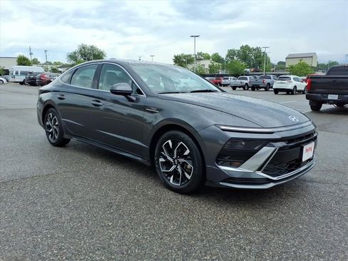 Used 2025 Hyundai Sonata SEL FWD image 2