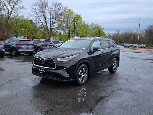 Used 2021 Toyota Highlander XLE AWD/4WD image 4