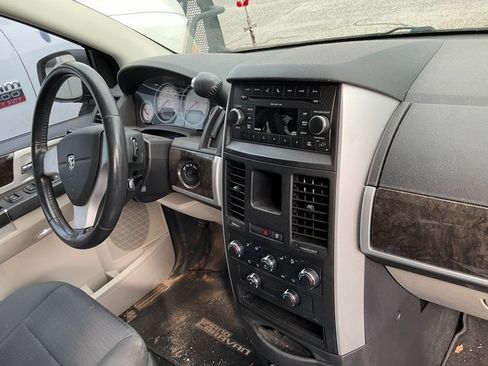 Used 2010 Dodge Grand Caravan SXT image 9