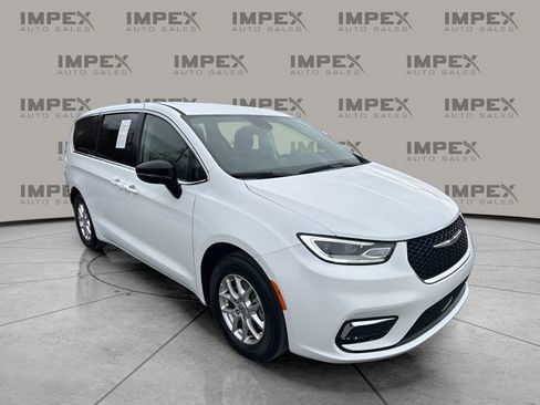 Used 2024 Chrysler Pacifica Touring-L image 7