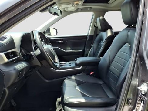 Certified 2024 Toyota Highlander XLE FWD image 12