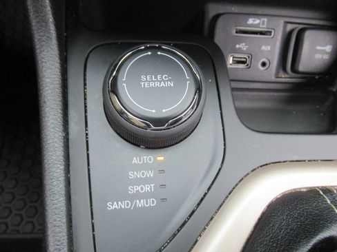 Used 2017 Jeep Cherokee Sport w/ Cold Weather Group image 35