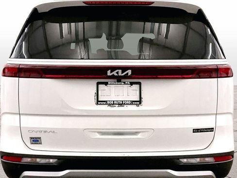Used 2024 Kia Carnival EX image 4