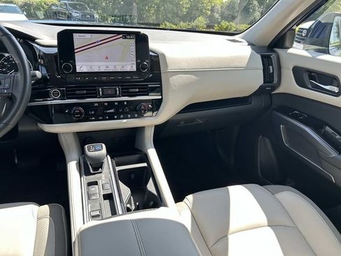 Used 2022 Nissan Pathfinder SL FWD image 18