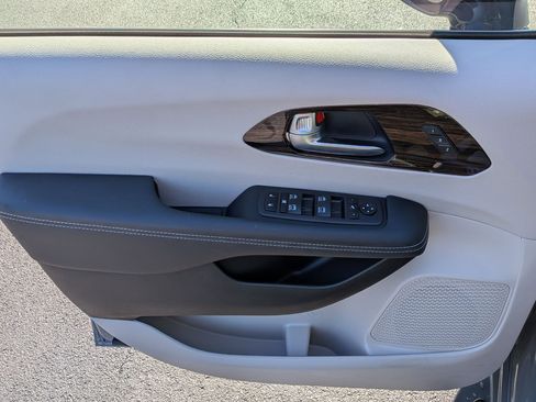 Used 2023 Chrysler Pacifica Limited image 14