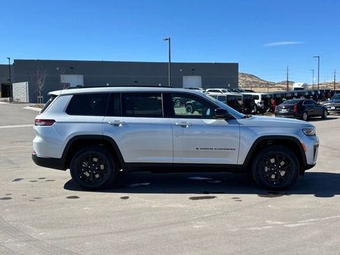 New 2026 Jeep Grand Cherokee L Laredo image 6