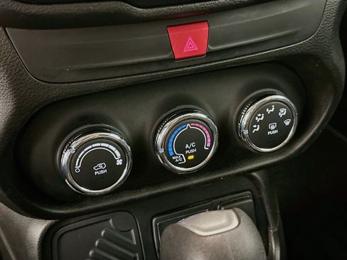 Used 2017 Jeep Renegade Altitude FWD image 24