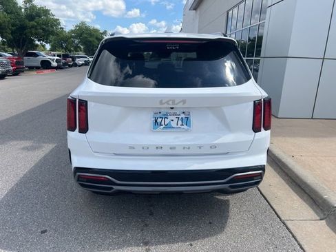 Used 2022 Kia Sorento S FWD image 3